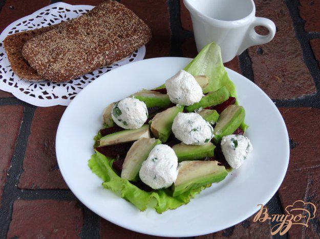 фото рецепта: Салат с авокадо, свеклой и творожными шариками