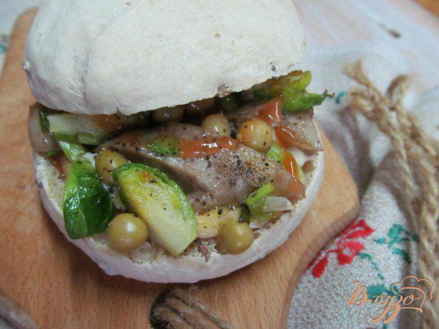 фото рецепта: Бутерброд с домашней колбасой и брюссельской капустой