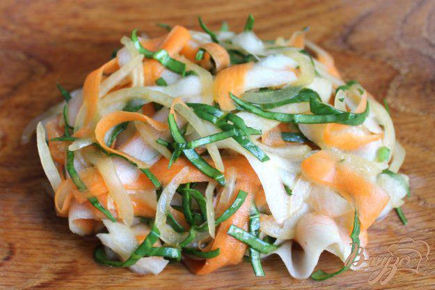фото рецепта: Салат из моркови, дайкона и маринованного лука