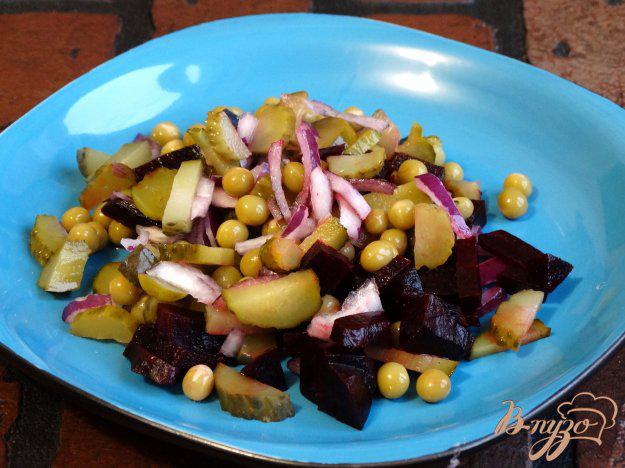 фото рецепта: Зимний салат с солеными огурцами и горошком
