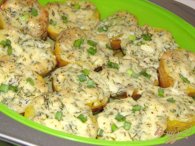 фото рецепта: Картофель в мундире запеченный под сметаной и сыром
