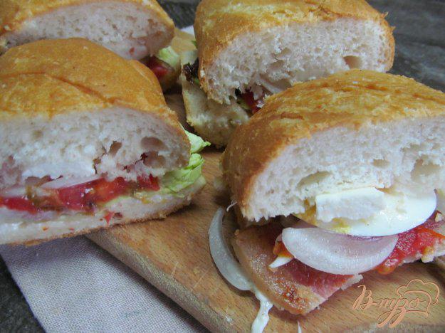 фото рецепта: Бутерброд с беконом яйцом и помидором