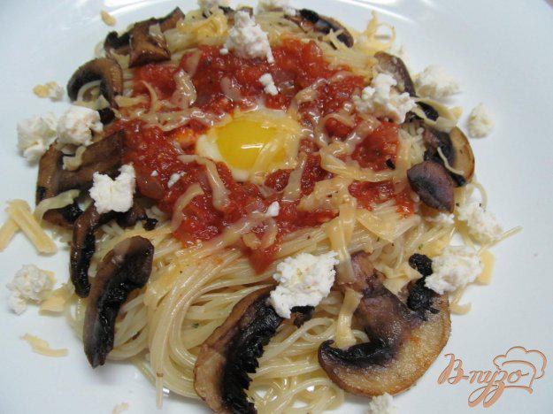 фото рецепта: Спагетти с грибами и перепелиными яйцами