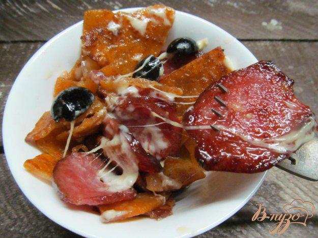 фото рецепта: Жареные лепешки с колбасой и оливками