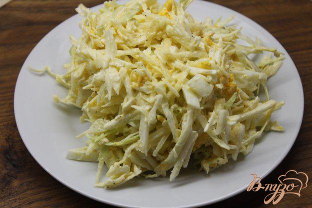 фото рецепта: Салат с капустой, яблоком, сыром и яйцом