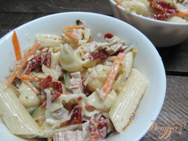 фото рецепта: Салат из макарон с вялеными томатами и мясом