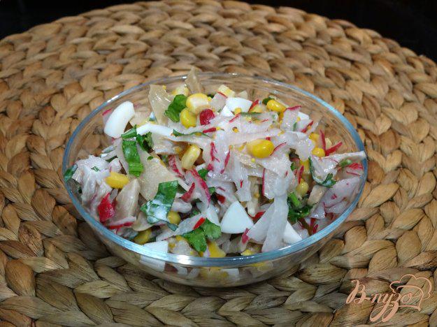 фото рецепта: Салат с редисом, грибами и кукурузой