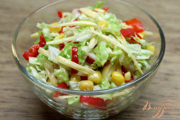 фото рецепта: Салат из пекинской капусты, кукурузы, красного перца и сыра