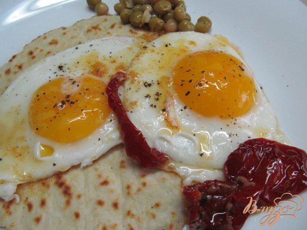 фото рецепта: Жареные яйца на лепешке