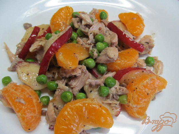 фото рецепта: Салат из куриного мяса и жаренных фруктов