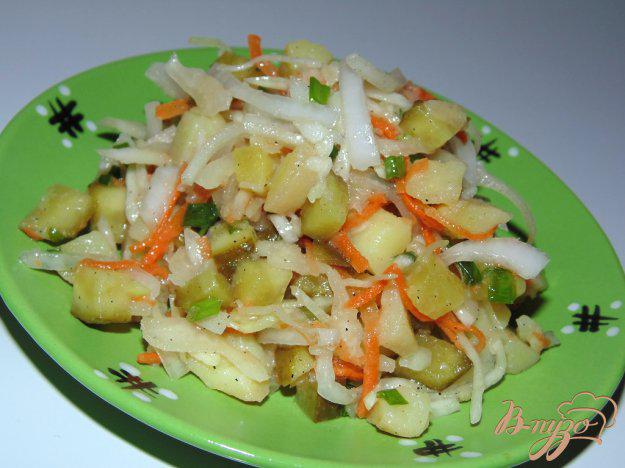 фото рецепта: Салат из квашеной капусты с картофелем и маринованным огурцом