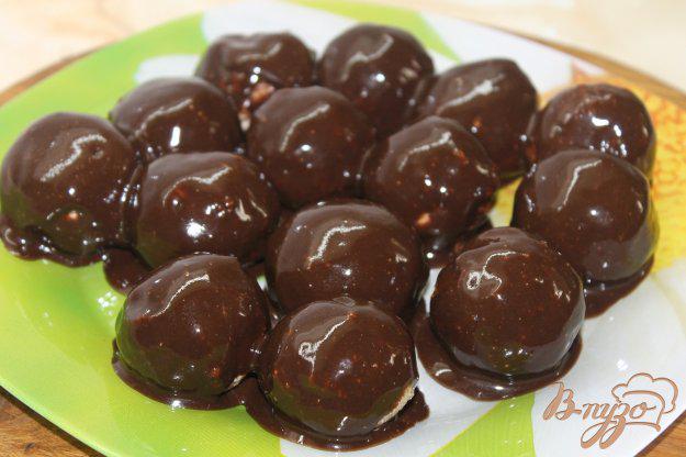 фото рецепта: Творожные шарики с бисквитом и орехами в шоколаде