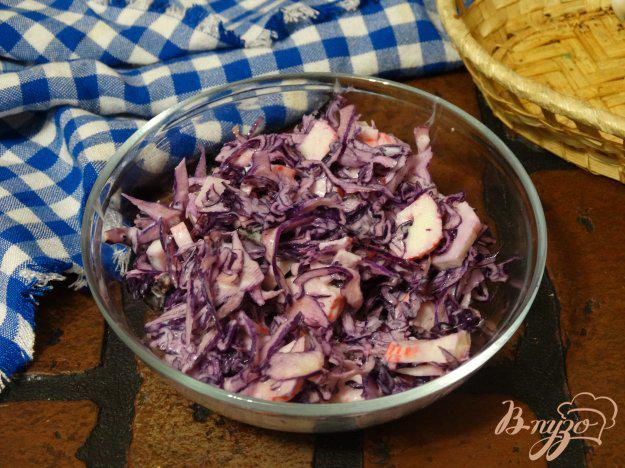 фото рецепта: Салат с красной капустой, крабовыми палочками и черносливом