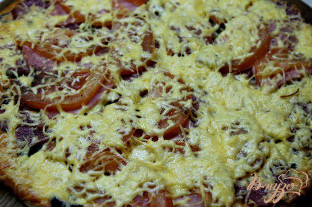 фото рецепта: Пицца домашняя с салями, помидорами и оливками