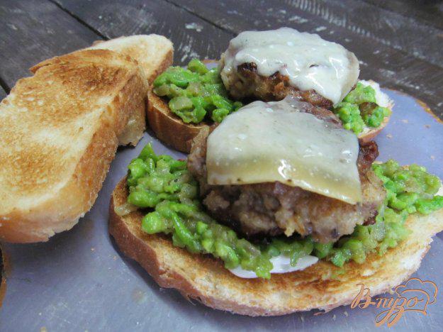 фото рецепта: Бутерброд с рубленной котлетой и пастой из горошка