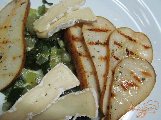 фото рецепта: Салат с грушей и сыром