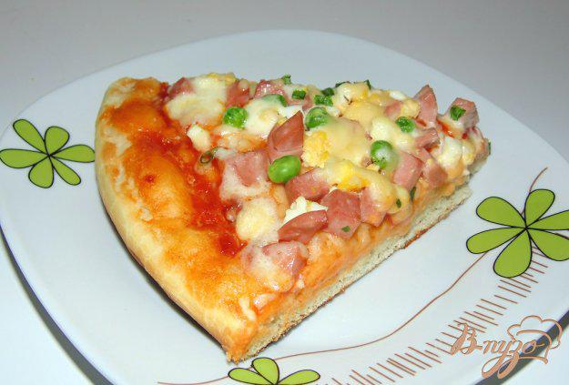 фото рецепта: Пицца с сосисками, яйцом и зеленым горошком