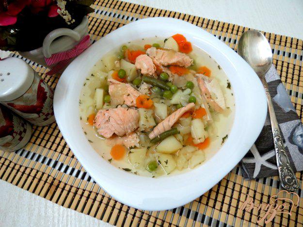 фото рецепта: Суп с кусочками лосося, зелёным горошком и спаржевой фасолью