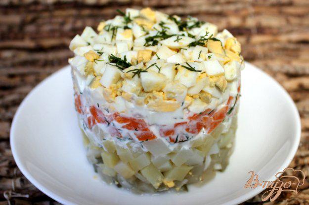 фото рецепта: Слоеный салат из картофеля, моркови, соленого огурца и яиц.