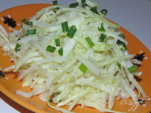 фото рецепта: Капустный салат с дайконом и корнем сельдерея