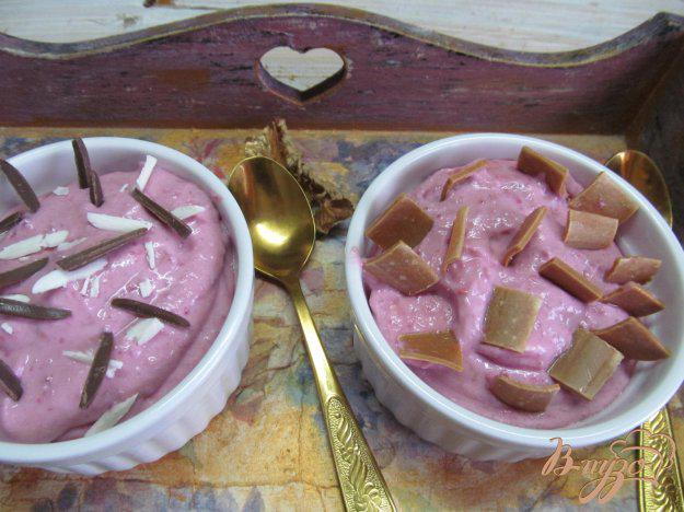 фото рецепта: Десерт из малины с творогом и белым шоколадом