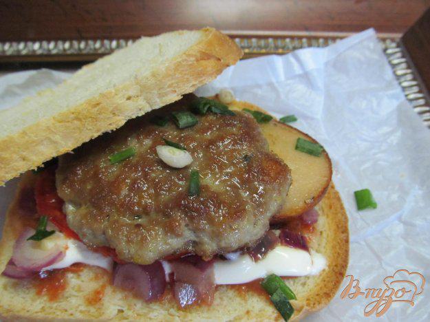 фото рецепта: Сэндвич с котлетой помидором и грушей