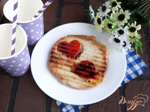 фото рецепта: Сандвич на завтрак ко дню всех влюбленных