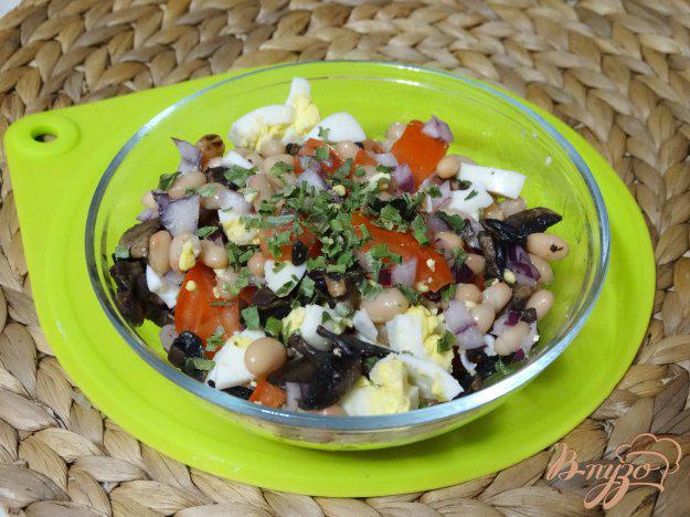 фото рецепта: Салат с белой фасолью и шампиньонами