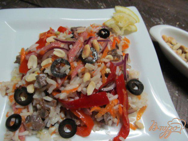 фото рецепта: Рисовый салат с салями и маслинами