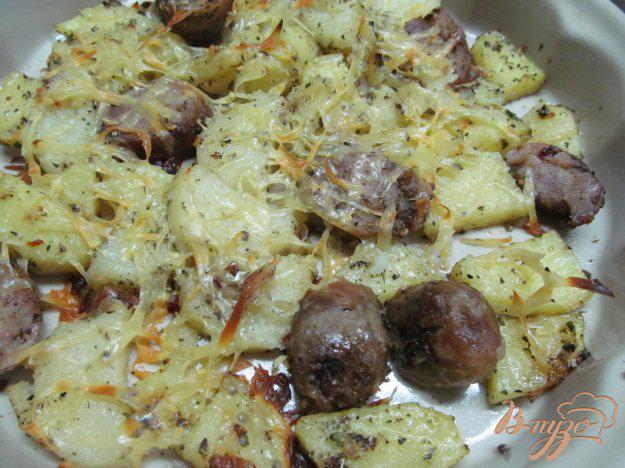 фото рецепта: Запеченный картофель с колбасками под сыром