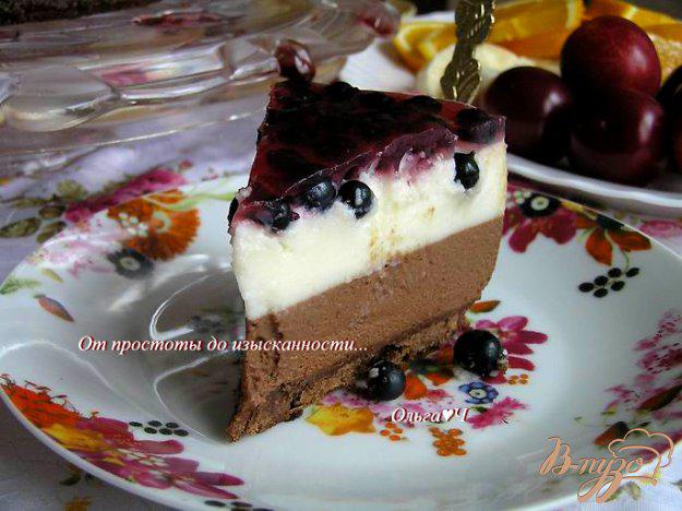 фото рецепта: Шоколадный торт с корицей и черной смородиной