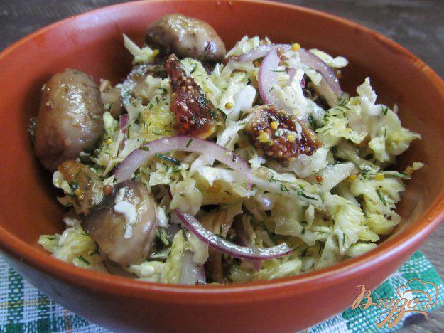 фото рецепта: Капустный салат с инжиром