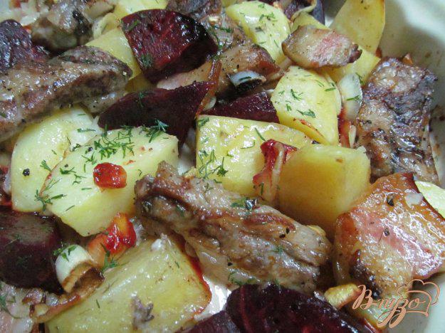 фото рецепта: Свекла и картофель запеченные с беконом и ребрами
