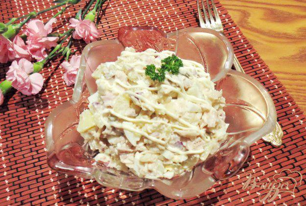 фото рецепта: Салат с отварной курицей и маринованными грибами