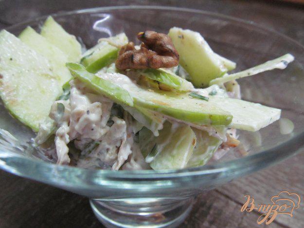 фото рецепта: Салат из курицы орехов и яблока