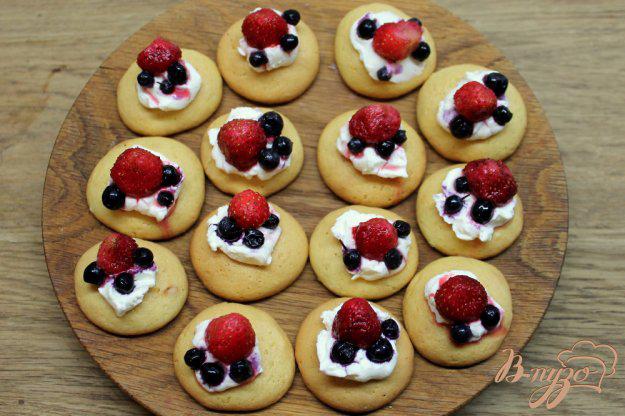 фото рецепта: Бисквитное печенье с маскарпоне и ягодами