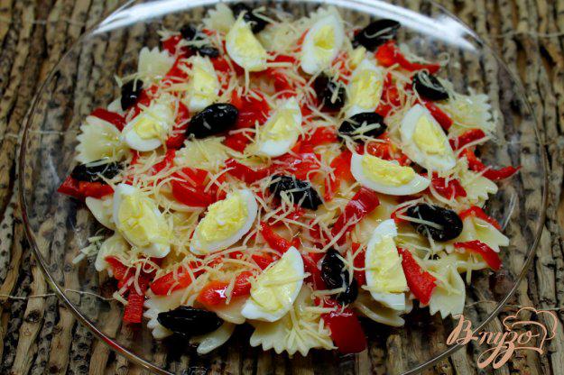 фото рецепта: Салат с макаронами, болгарским перцем и вялеными оливками