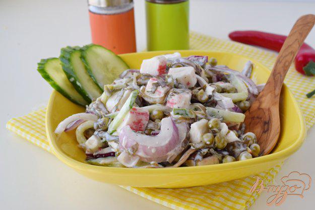 фото рецепта: Салат с крабовыми палочками, морской капустой и брынзой