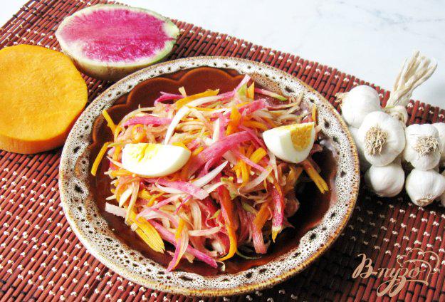 фото рецепта: Салат из редьки с тыквой и соевым соусом