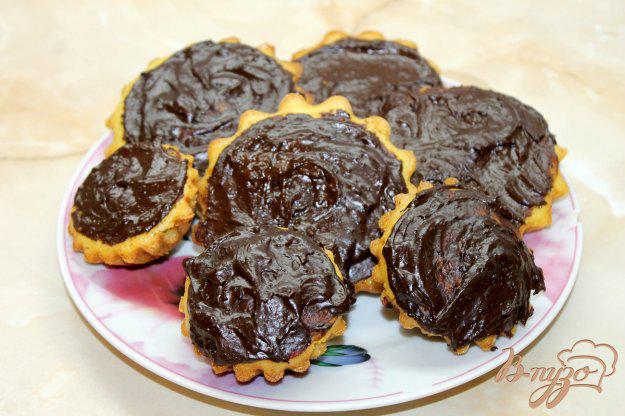 фото рецепта: Ванильные кексы с шоколадной глазурью