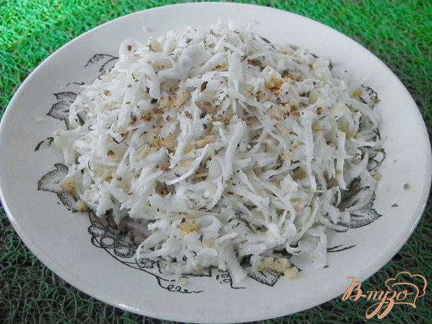 фото рецепта: Салат с редькой, орехами и сметаной