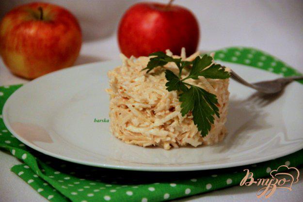 фото рецепта: Салат из яблок и сельдерея