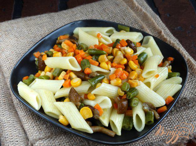 фото рецепта: Теплый салат с пенне, опятами и овощами