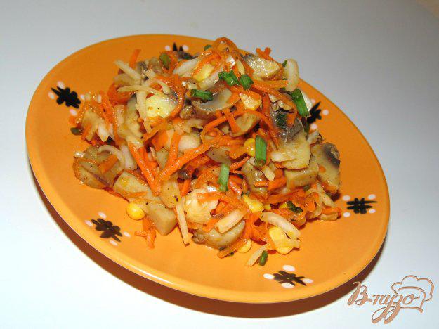 фото рецепта: Салат из маринованных грибов и моркови по-корейски