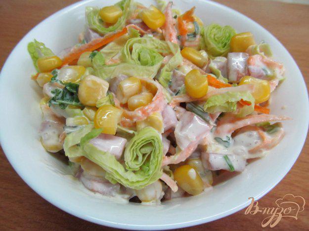 фото рецепта: Салат с ветчиной кукурузой и капустой