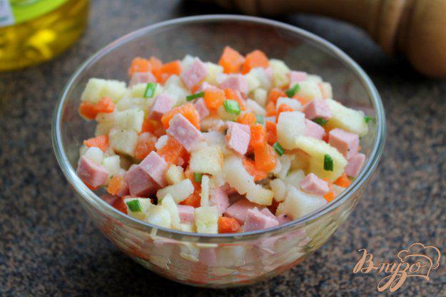 фото рецепта: Салат с картофелем, колбасой, морковкой и яблоком