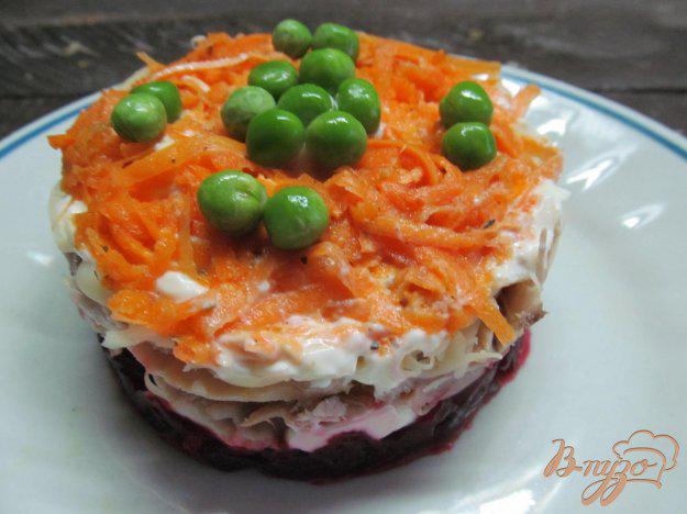 фото рецепта: Салат с мясом курицы маринованной моркови и свеклы