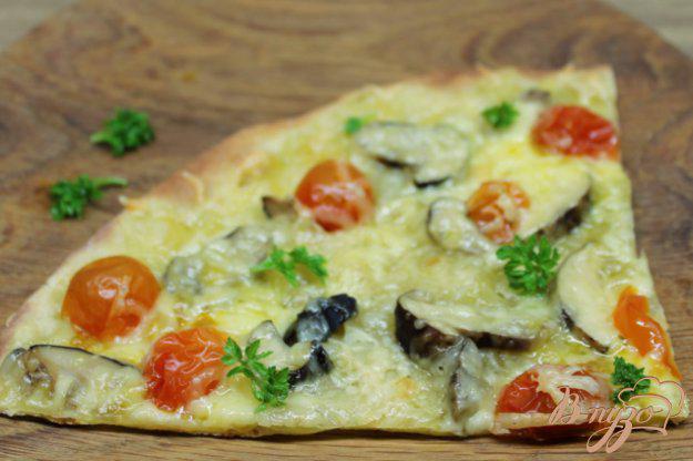 фото рецепта: Тонкая пицца с грибами и помидорами черри