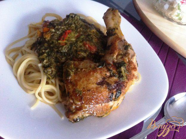 фото рецепта: Куриные окорчка в соусе из шпината