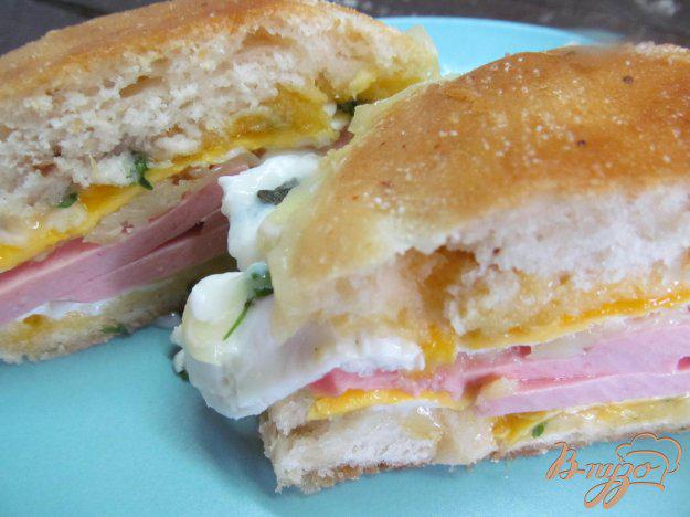 фото рецепта: Горячий бутерброд с яйцом и колбасой